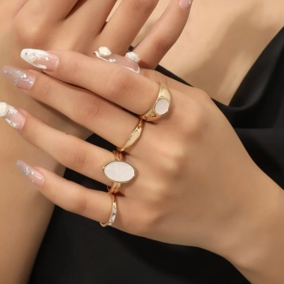 Jewelry - 4 pcs Oval Modern Ring Set Golden